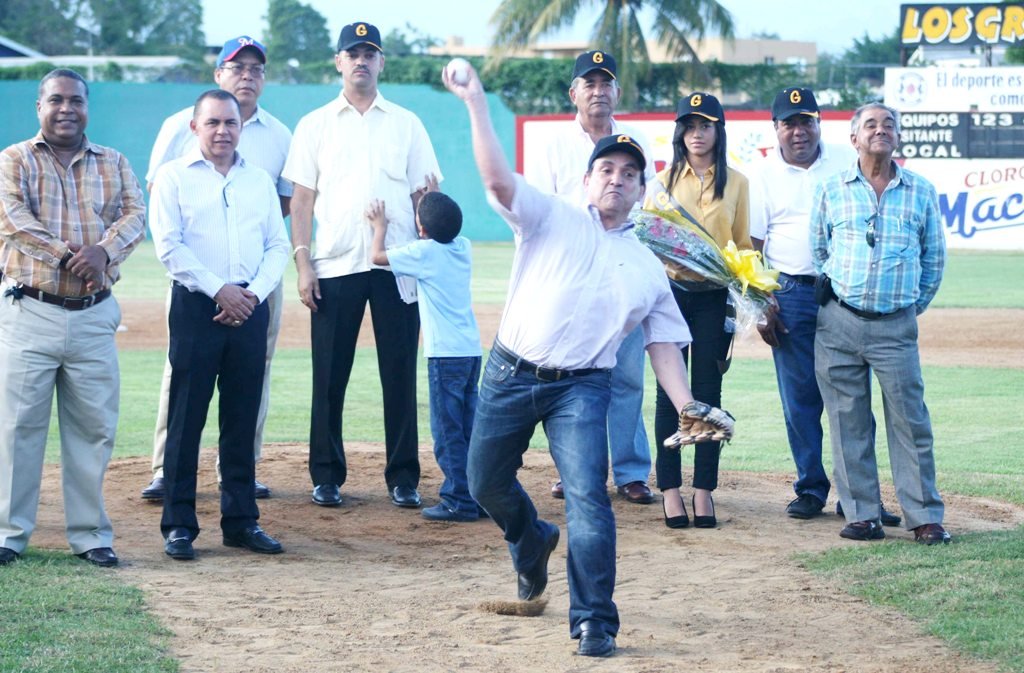 El señor Esteban Ferreiras, de la empresa PETS Agroindustrial, realiza el lanzamiento de honor